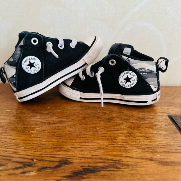 Converse Chuck Taylor All Star Axel Sneaker - Picture 4 of 4